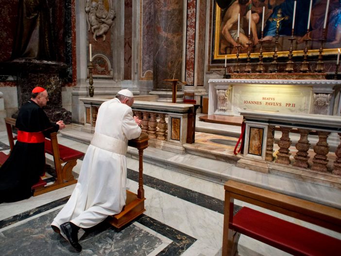 El Papa recuerda a Juan Pablo II en su última misa transmitida en directo