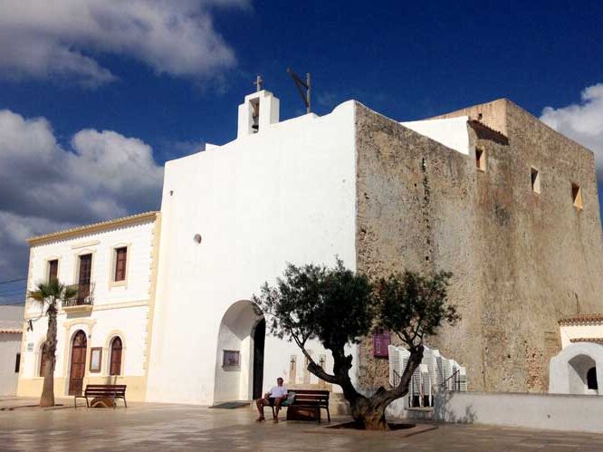 Formentera celebra su primera misa abierta al público tras el confinamiento
