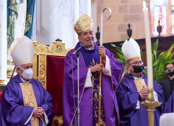 EL SEÑOR OBISPO PRESIDE POR PRIMERA VEZ LA CELEBRACIÓN DE LA EUCARISTÍA EN SU CATEDRAL
