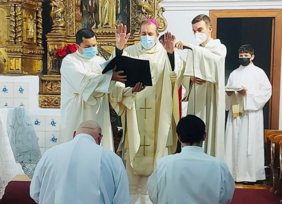 LOS SEMINARISTAS FABIÁN Y RAMÓN, RECIBEN EL MINISTERIO DEL ACOLITADO Y LECTORADO