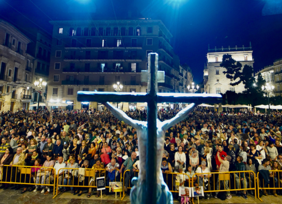 MÁS DE 2000 PERSONAS ASISTEN AL ROSARIO POR LA VIDA EN LA PLAZA DE LA VIRGEN DE VALENCIA