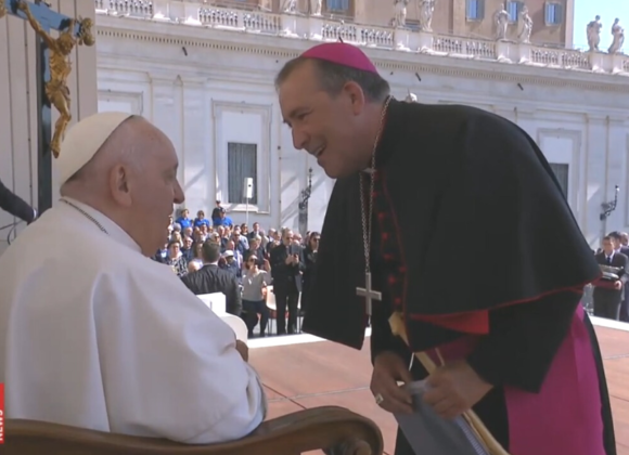 MONS. VICENT RIBAS SALUDA AL PAPA FRANCISCO AL FINALIZAR LA AUDIENCIA GENERAL