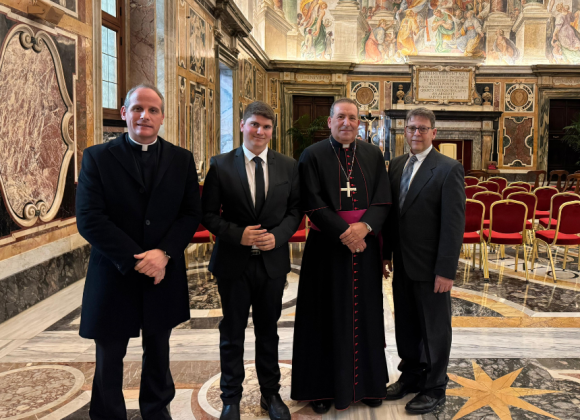 EL PAPA SALUDA A LOS SEMINARISTAS DE IBIZA