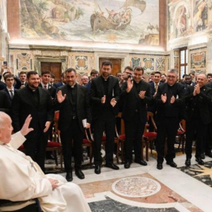 EL PAPA A LOS SEMINARISTAS: “SER SACERDOTE ES HACERSE BARRO EN EL LLANTO DEL PUEBLO”