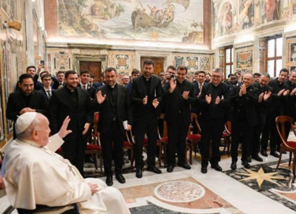 EL PAPA A LOS SEMINARISTAS: “SER SACERDOTE ES HACERSE BARRO EN EL LLANTO DEL PUEBLO”