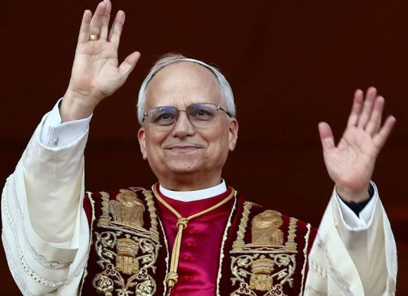 PRIMERAS PALABRAS Y BIOGRAFÍA DEL SANTO PADRE LEÓN XIV