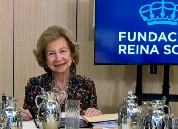 EL OBISPO VICENT RIBAS Y DIRECTIVOS DE CÁRITAS, CON LA REINA SOFÍA EN LA PRIMERA JORNADA DE SU VISITA A IBIZA