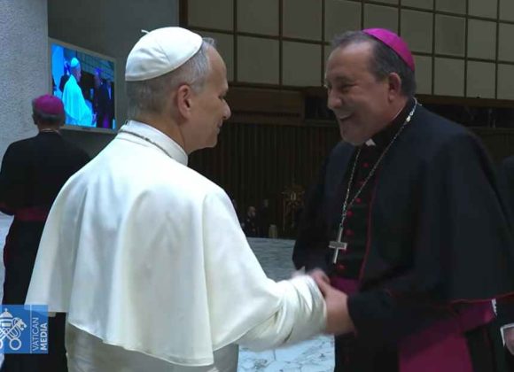 EL PAPA LEÓN SALUDA AL OBISPO DE IBIZA TRAS UNA AUDIENCIA GENERAL EN EL VATICANO EL PAPA LEÓN SALUDA AL OBISPO DE IBIZA TRAS UNA AUDIENCIA GENERAL EN EL VATICANO