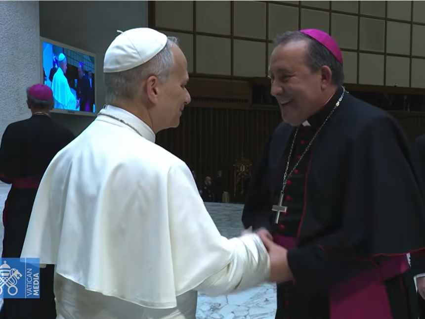 EL PAPA LEÓN SALUDA AL OBISPO DE IBIZA TRAS UNA AUDIENCIA GENERAL EN EL VATICANO EL PAPA LEÓN SALUDA AL OBISPO DE IBIZA TRAS UNA AUDIENCIA GENERAL EN EL VATICANO