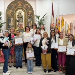 LLIURAMENT DE DIPLOMES A LES PARTICIPANTS EN ELS CURSOS DE MANUALITATS I COSTURA DE L’ESGLÉSIA DEL ROSER LLIURAMENT DE DIPLOMES A LES PARTICIPANTS EN ELS CURSOS DE MANUALITATS I COSTURA DE L’ESGLÉSIA DEL ROSER