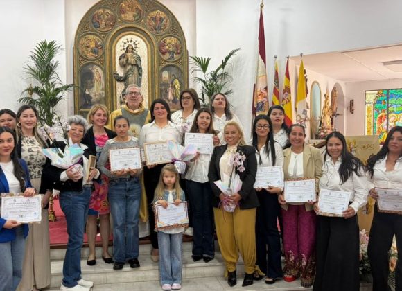 ENTREGA DE DIPLOMAS A LAS PARTICIPANTES EN LOS CURSOS DE MANUALIDADES Y COSTURA DE LA IGLESIA DEL ROSER ENTREGA DE DIPLOMAS A LAS PARTICIPANTES EN LOS CURSOS DE MANUALIDADES Y COSTURA DE LA IGLESIA DEL ROSER