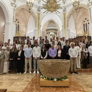14 ADULTS SÓN BATEJATS I REBEN L’EUCARISTIA, I 50 ES CONFIRMEN, A LA CATEDRAL