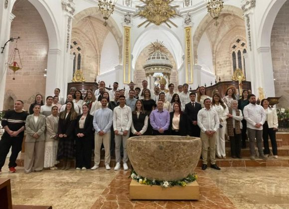14 ADULTOS SON BAUTIZADOS Y RECIBEN LA EUCARISTÍA, Y 50 SE CONFIRMAN, EN LA CATEDRAL 14 ADULTOS SON BAUTIZADOS Y RECIBEN LA EUCARISTÍA, Y 50 SE CONFIRMAN, EN LA CATEDRAL