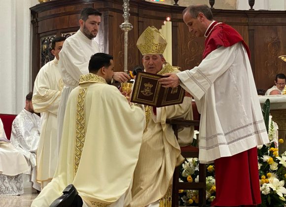 EL OBISPO DE IBIZA ORDENA SACERDOTE AL DIÁCONO EDDY MARTÍN GONZÁLEZ EL OBISPO DE IBIZA ORDENA SACERDOTE AL DIÁCONO EDDY MARTÍN GONZÁLEZ