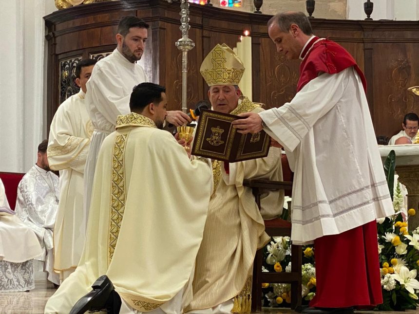 EL BISBE D’EIVISSA ORDENA COM A CAPELLÀ EL DIACA EDDY MARTÍN GONZÁLEZ