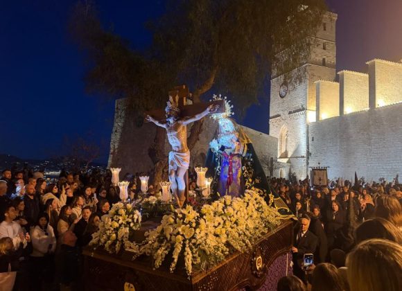 MULTITUDINARIA PROCESIÓN DEL SANTO ENTIERRO EN IBIZA MULTITUDINARIA PROCESIÓN DEL SANTO ENTIERRO EN IBIZA