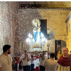 LA IMATGE PEREGRINA DE LA MARE DE DÉU DE LES NEUS TORNA EN PROCESSÓ A LA CATEDRAL LA IMATGE PEREGRINA DE LA MARE DE DÉU DE LES NEUS TORNA EN PROCESSÓ A LA CATEDRAL