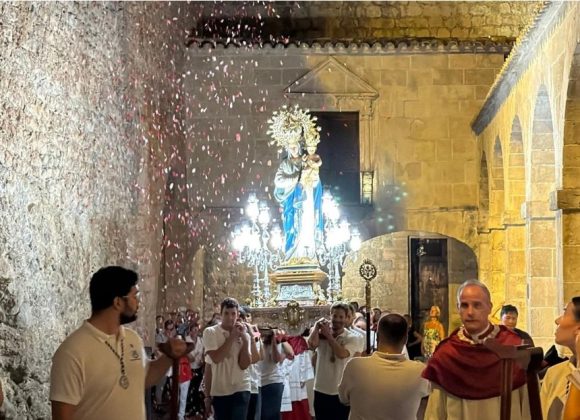 LA IMAGEN PEREGRINA DE LA VIRGEN DE LAS NIEVES VUELVE EN PROCESIÓN A LA CATEDRAL LA IMAGEN PEREGRINA DE LA VIRGEN DE LAS NIEVES VUELVE EN PROCESIÓN A LA CATEDRAL