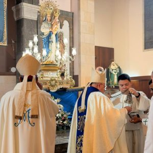 COMENÇA A L’ESGLÉSIA DE SANTA CREU EL TRIDU EN HONOR DE LA MARE DE DÉU DE LES NEUS, PRESIDIT PEL BISBE DE MENORCA COMENÇA A L’ESGLÉSIA DE SANTA CREU EL TRIDU EN HONOR DE LA MARE DE DÉU DE LES NEUS, PRESIDIT PEL BISBE DE MENORCA