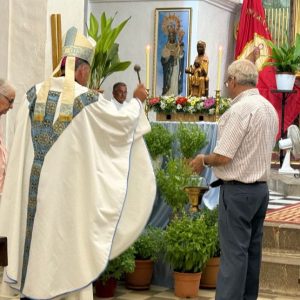 EL BISBE BENEEIX LA NOVA IMATGE DE LA MARE DE DÉU DE MONTSERRAT DE L’ESGLÉSIA DE SANT MATEU EL BISBE BENEEIX LA NOVA IMATGE DE LA MARE DE DÉU DE MONTSERRAT DE L’ESGLÉSIA DE SANT MATEU