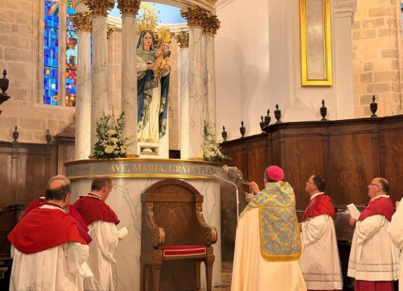VÍSPERAS SOLEMNES DE SANTA MARÍA Y REZO DEL SANTO ROSARIO CON JÓVENES, EN LA CATEDRAL, EL 4 DE AGOSTO VÍSPERAS SOLEMNES DE SANTA MARÍA Y REZO DEL SANTO ROSARIO CON JÓVENES, EN LA CATEDRAL, EL 4 DE AGOSTO
